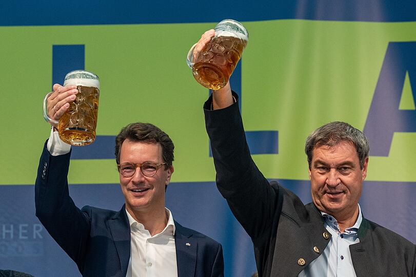 Bayerns Ministerpräsident Markus Söder (CSU, rechts) und NRW-Ministerpräsident Hendrik Wüst (CDU) beim Politischen Frühschoppen auf dem Volksfest Gillamoos.