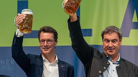 Bayerns Ministerpräsident Markus Söder (CSU, rechts) und NRW-Ministerpräsident Hendrik Wüst (CDU) beim Politischen Frühschoppen auf dem Volksfest Gillamoos.