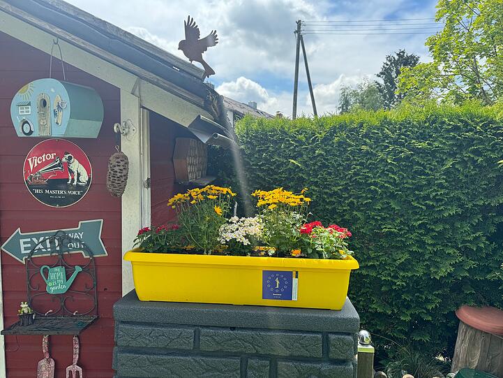 "Mit vielen Grüßen aus Karlsfeld: Vielen Dank nochmals für den tollen Blumenkasten! Sie werden ihn auf dem Foto sicher gleich entdecken."