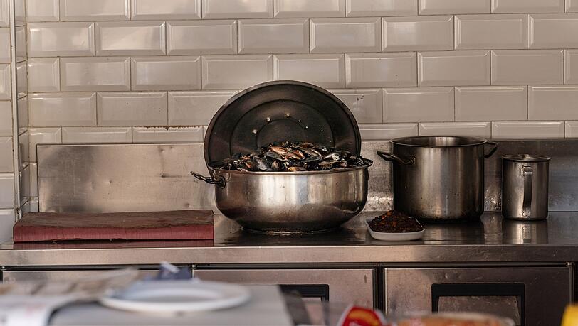 Die häufigsten Symptome bei Lebensmittelvergiftung sind Übelkeit, Erbrechen und Durchfall. Die häufigsten Symptome bei Lebensmittelvergiftung sind Übelkeit, Erbrechen und Durchfall.