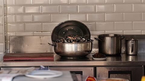 Die häufigsten Symptome bei Lebensmittelvergiftung sind Übelkeit, Erbrechen und Durchfall.