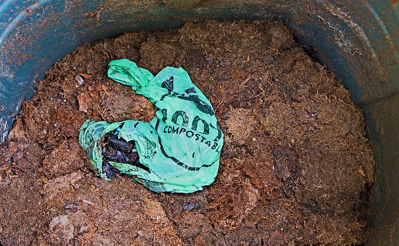 Egal, was darauf steht: Plastiktüten dürfen nicht im Biomüll entsorgt werden. Egal, was darauf steht: Plastiktüten dürfen nicht im Biomüll entsorgt werden.