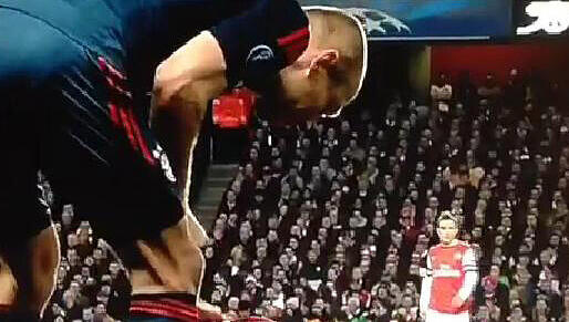 Spuckt Arjen Robben in dieser Szene seinen Gegenspieler an? Oder ist es nur Schweiß? Spuckt Arjen Robben in dieser Szene seinen Gegenspieler an? Oder ist es nur Schweiß?