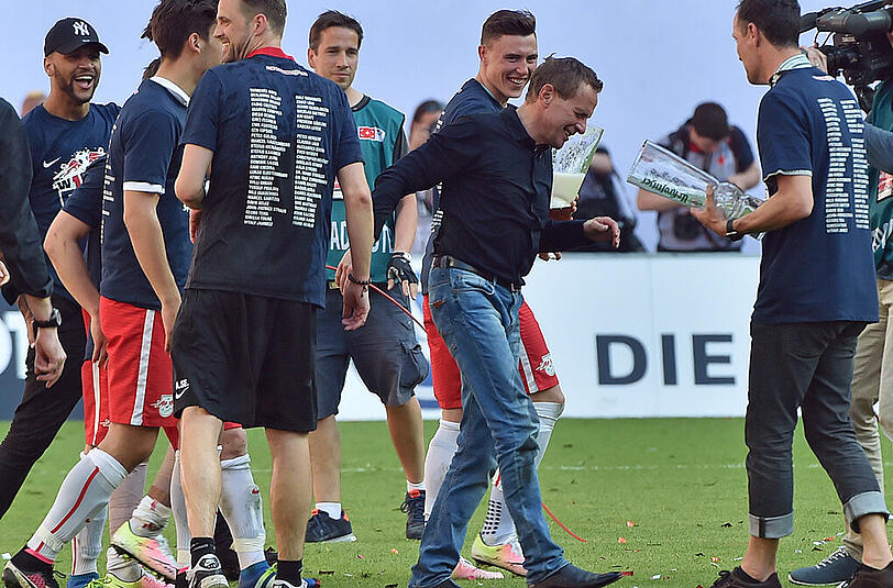 Auf der Flucht vor Davie Selke und der Bierdusche hat sich Leipzigs Sportdirektor Ralf Rangnick verletzt. Die Bilder.