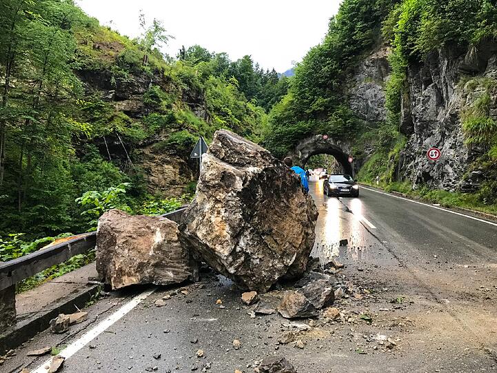 Über drei Kubikmeter Geröll fielen auf die B305