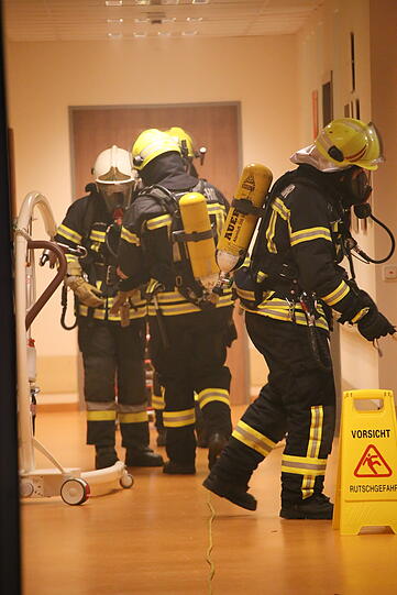 Bei einem Zimmerbrand in einer Altersresidenz kam es zu einem Großeinsatz mehrerer Feuerwehren.