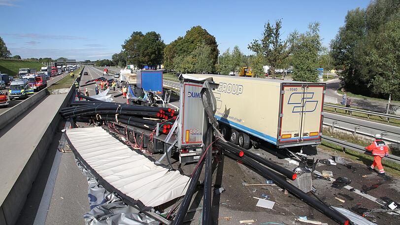 Gleich mehrere Lkw waren in den Unfall auf der A8 verwickelt.