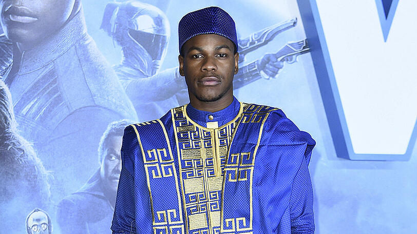 Zu Ehren seiner nigerianischen Wurzeln in Tracht: John Boyega bei der "Star Wars"-Premiere in London
