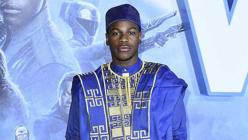 Zu Ehren seiner nigerianischen Wurzeln in Tracht: John Boyega bei der "Star Wars"-Premiere in London Zu Ehren seiner nigerianischen Wurzeln in Tracht: John Boyega bei der "Star Wars"-Premiere in London
