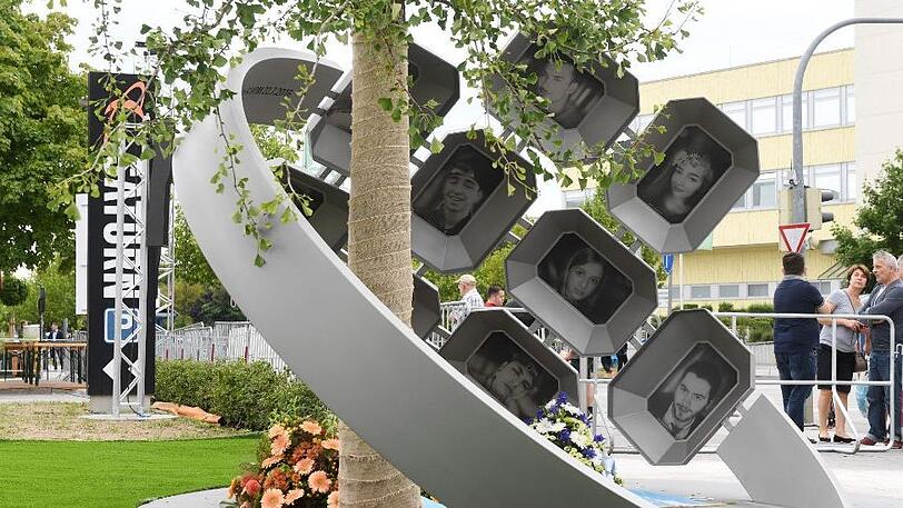 Das Denkmal am Olympia-Einkaufszentrum.