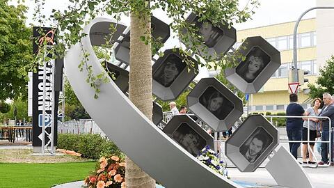 Das Denkmal am Olympia-Einkaufszentrum.