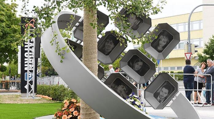 Das Denkmal am Olympia-Einkaufszentrum.