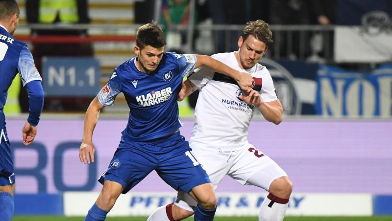 Der Karlsruher Marvin Wanitzek (l.) und der Nürnberger Oliver Sorg kämpfen um den Ball. Foto: Uli Deck/dpa/Archivbild