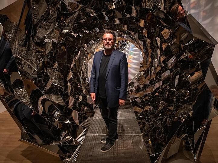 Ólafur Eliasson in seiner Installation "Your spiral view" (2002).