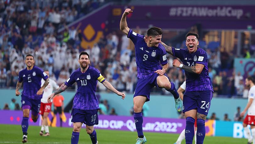 Julian Alvarez (M) machte mit dem 2:0 den Sieg Argentiniens über Polen perfekt.