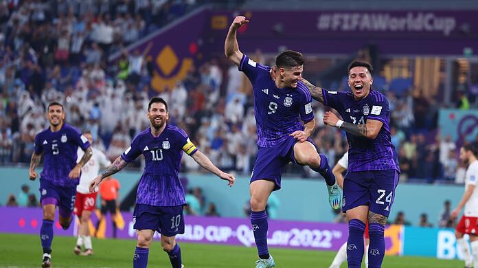 Julian Alvarez (M) machte mit dem 2:0 den Sieg Argentiniens über Polen perfekt.