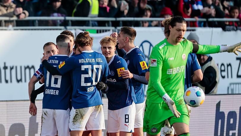 Die Kieler Spieler bejubeln das 1:0 gegen den SV Wehen Wiesbaden.