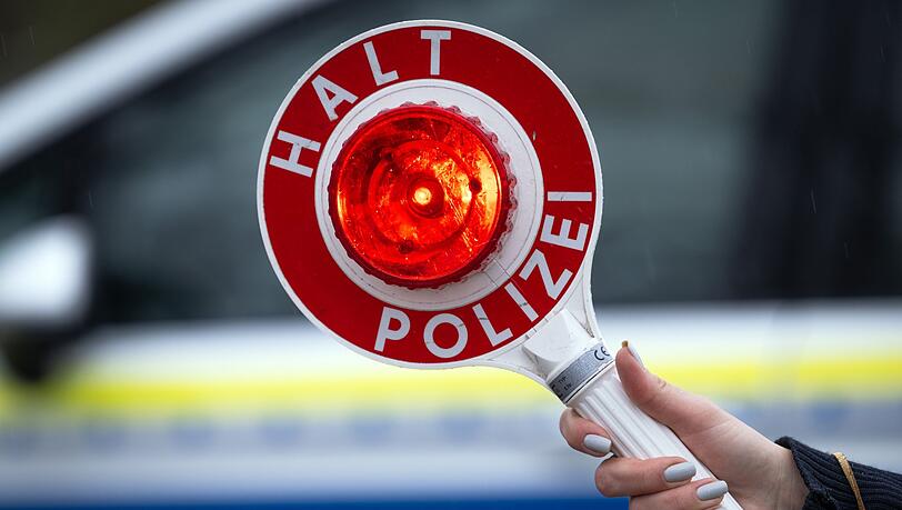 Ein 21-Jähriger wollte einer Polizeikontrolle entkommen und hat eine Verfolgungsjagd gestartet und bretterte mit teils über 200 km/h über die A99. (Symbolbild)