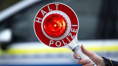 Ein 15-Jähriger wollte einer Polizeikontrolle entkommen und hat eine Verfolgungsjagd gestartet - erst mit seinem Roller und dann zu Fuß. (Symbolbild)