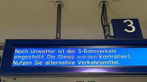 Am Abend nahmen erste S-Bahnlinien den Betrieb wieder auf.