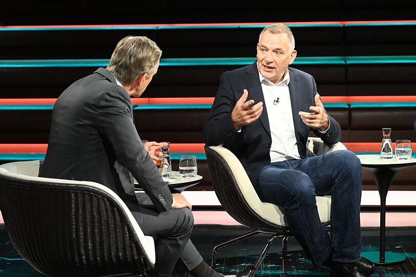 Der Ex-Linken-Vorsitzende Jan van Aken (rechts) lieferte sich am Dienstagabend einen Schlagabtausch mit Markus Lanz. Der Ex-Linken-Vorsitzende Jan van Aken (rechts) lieferte sich am Dienstagabend einen Schlagabtausch mit Markus Lanz.