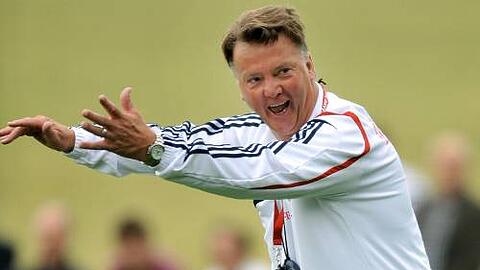 it Spaß bei der Arbeit &ndash; doch momentan tut sich für Bayern-Coach van Gaal eine Baustelle nach der anderen auf.