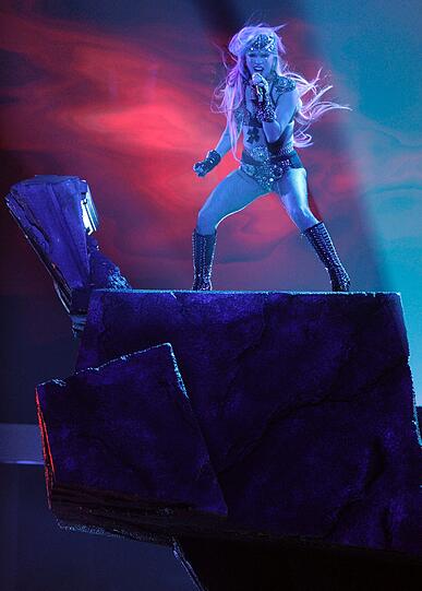 Lady Gaga tritt beim Finale von "American Idol" auf. Die Bühnenshow ist wie immer extravagant.