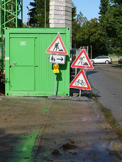 Kornwegerstraße: Warnung vor Radlern, nicht vor Autos.