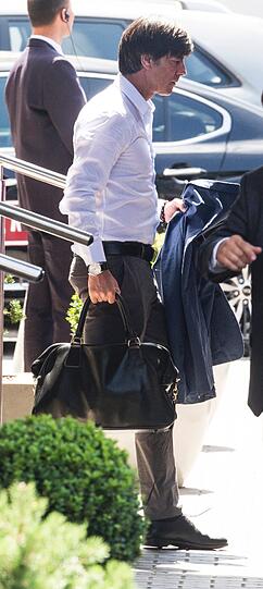 Mit schwarzer Tasche: Löw verlässt das Mannschaftshotel