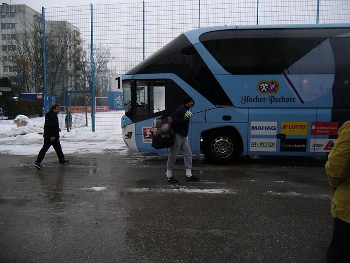 Hart , härter, Alexander Schmidt. Der Trainer des TSV 1860 schickte seine Jungs am Montagvormittag trotz klirrender Kälte, Schneeregen und schneebedeckten Trainingsplätzen raus zum Anschwitzen. Am Abend spielen die Löwen gegen den 1. FC Kaiserslautern. Die Bilder vom Matsch-Training