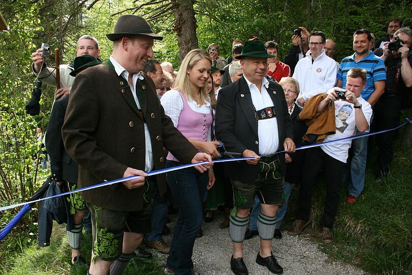 Bei der offiziellen Eröffnung zeigt Magdalena Neuner stolz "ihren" Wanderweg.
