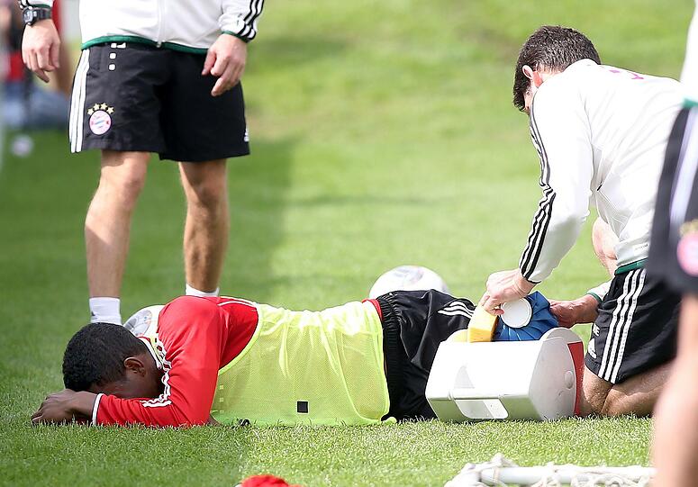 Mit schmerzverzerrtem Gesicht liegt der Österreicher am Boden: David Alaba hat sich im Trainingslager des FC Bayern am Knie verletzt. Die Bilder.