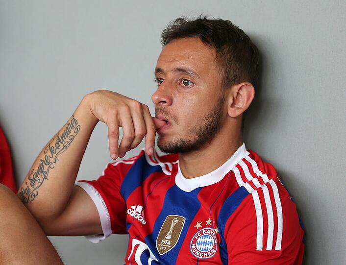 RAFINHA NOTE 2
Halb Rechtsverteidiger in der Manchmal-Viererkette oder Alonso-Adjutant im Zentrum. Und Halbfeldflankengott in memoriam Sagnol. So entstand das 1:0. Giftig in den Zweikämpfen, sehr wertvoller Arbeiter.