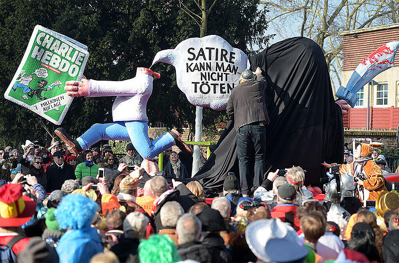 Die Düsseldorfer Karnevalisten setzen mit ihrem "Charlie Hebdo"-Motivwagen ein Zeichen für Meinungsfreiheit und gegen den weltweiten Terror.