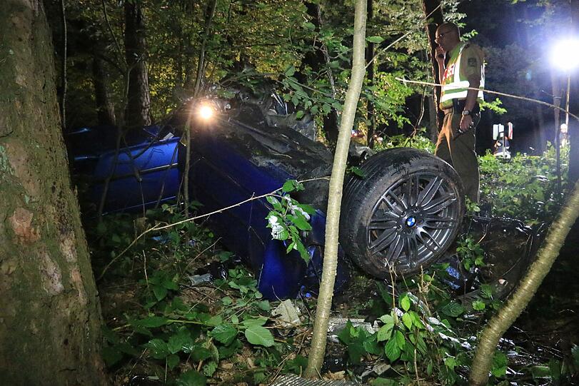 Von dem BMW ist nicht mehr viel zu erkennen. Der Fahrer war sofort tot.