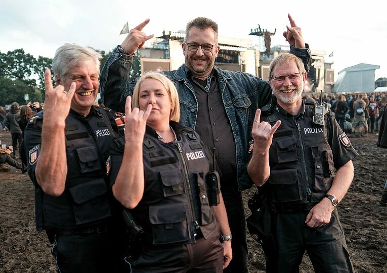 Selbst die Polizei rockt mit.