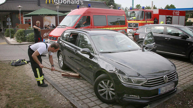 Die Feuerwehr musste die Scheibe des Autos einschlagen, um das Kind zu befreien. Die Bilder vom Einsatz in Waldkraiburg.