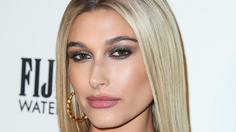 Hailey Bieber zeigt sich zum ersten Mal in ihrem Brautkleid