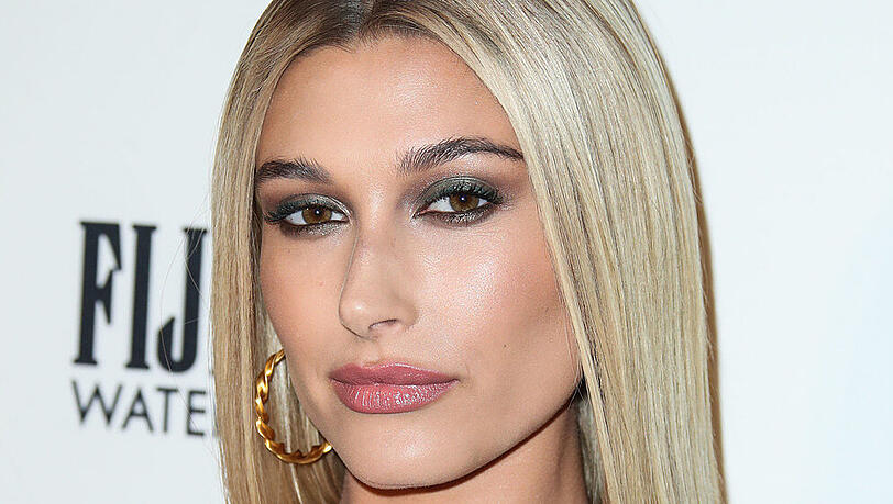 Hailey Bieber zeigt sich zum ersten Mal in ihrem Brautkleid Hailey Bieber zeigt sich zum ersten Mal in ihrem Brautkleid