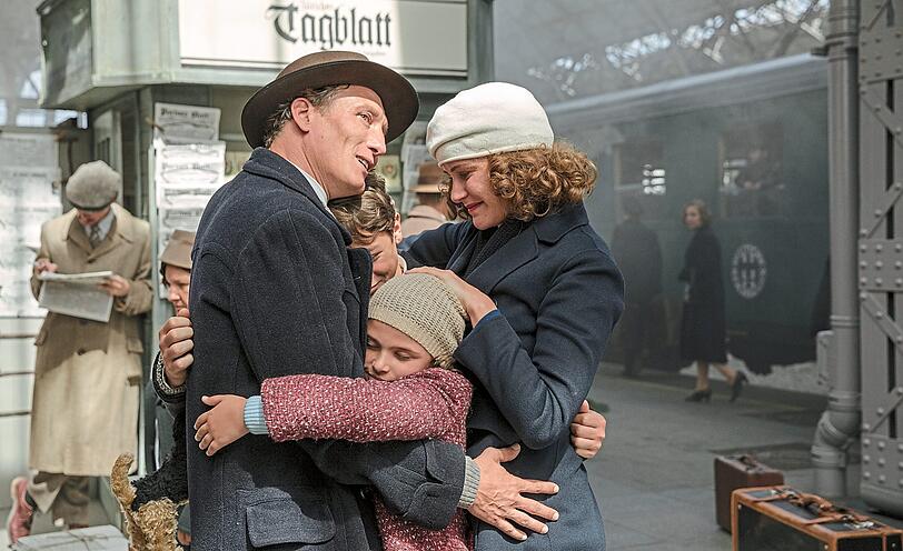 Kino: Caroline Link - "Als Hitler das rosa Kaninchen stahl" Wer ihre Filme sieht, wird immer berührt. Dazu wirft Caroline Link aber nicht die große Gefühlsüberwältigungsmaschine an, sondern verlässt sich auf die Erzählkraft des Kinos, die sie so wunderbar entfalten kann. Ihr Unterhaltungsdrama "Der Junge muss an die frische Luft" ist nach einem ganzen Jahr Publikumserfolg gerade erst aus dem Kino, da läuft schon "Als Hitler das rosa Kaninchen stahl" an. Was ungewöhnlich ist, weil sich Link aus Ernsthaftigkeit für ihre Projekte immer viel Zeit nimmt. Erneut gelingt Link die schöne Balance aus ernst genommenem politischen Hintergrund und dem Kindheitsabenteuer von Anna: Die muss 1933 als Neunjährige Berlinerin mit Flucht und Verlust umgehen, gewinnt aber dafür den größeren Zusammenhalt und die bedingungslose Liebe der Familie. Der Film kommt dabei ohne künstliche Dramatisierung und Gewalt aus und erzählt Judith Kerrs Erinnerungsroman von 1971 klassisch, dabei ganz zeitgemäß für uns heute.