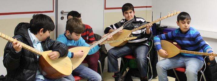 Beim Besuch der CSU-Politiker spielten die jungen Musiker Stücke auf der Saz-Gitarre vor.