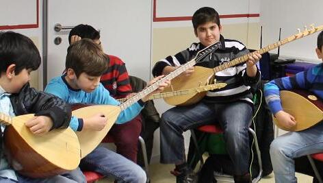 Beim Besuch der CSU-Politiker spielten die jungen Musiker Stücke auf der Saz-Gitarre vor. Beim Besuch der CSU-Politiker spielten die jungen Musiker Stücke auf der Saz-Gitarre vor.