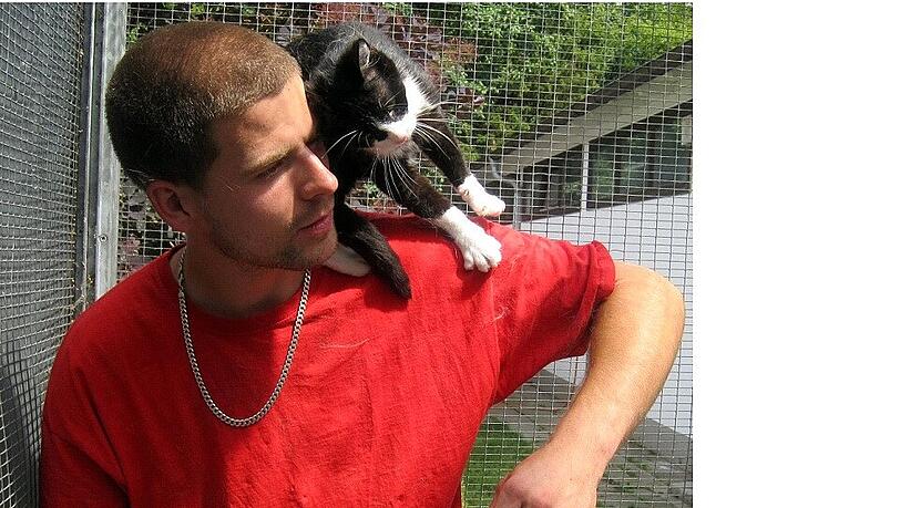 Nach fünf Monaten wiedervereint: Katze "Handschuh" und ihr Besitzer. Nach fünf Monaten wiedervereint: Katze "Handschuh" und ihr Besitzer.