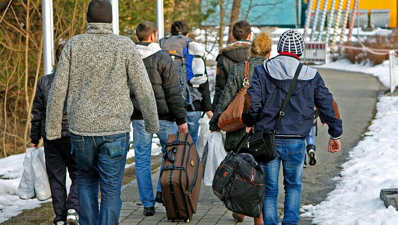 Die ehrenamtlichen Helfer setzen sich für Flüchtlinge ein. (Symbolbild) Die ehrenamtlichen Helfer setzen sich für Flüchtlinge ein. (Symbolbild)