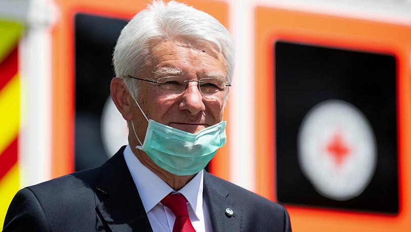 BRK-Präsident Theo Zellner mahnt die Staatsregierung, man müsse das Augenmerk auf die Zukunft legen und Zentren mit entsprechender Bevorratung aufbauen. BRK-Präsident Theo Zellner mahnt die Staatsregierung, man müsse das Augenmerk auf die Zukunft legen und Zentren mit entsprechender Bevorratung aufbauen.