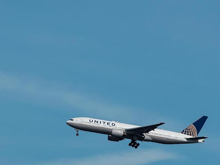 Ein Flugzeug der US-amerikanischen Linienfluggesellschaft United Airlines im Landeanflug auf den Flughafen Frankfurt.
