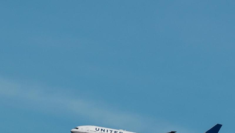 Ein Flugzeug der US-amerikanischen Linienfluggesellschaft United Airlines im Landeanflug auf den Flughafen Frankfurt. Ein Flugzeug der US-amerikanischen Linienfluggesellschaft United Airlines im Landeanflug auf den Flughafen Frankfurt.