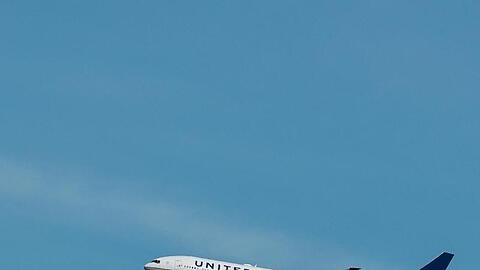 Ein Flugzeug der US-amerikanischen Linienfluggesellschaft United Airlines im Landeanflug auf den Flughafen Frankfurt.