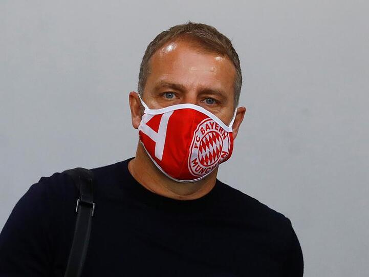 Münchens Trainer Hansi Flick kommt mit Mundschutz ins Stadion an. Foto: Kai Pfaffenbach/Reuters/Pool/dpa/Archivbild