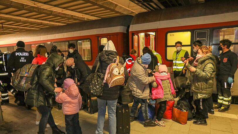 Ankunft am Gleis 26: Der erste Sonderzug mit Flüchtlingen aus der Ukraine erreicht München am 12. März um 18.08 Uhr.